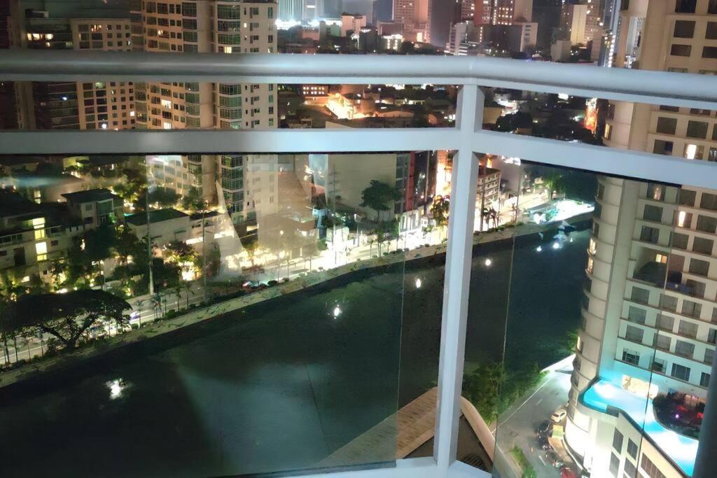 Aveline Suites Elite Rockwell View Acqua Private Residences Near Rockwell Makati Manilla Buitenkant foto